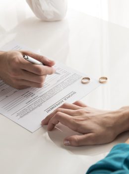 close-up-couple-divorcing